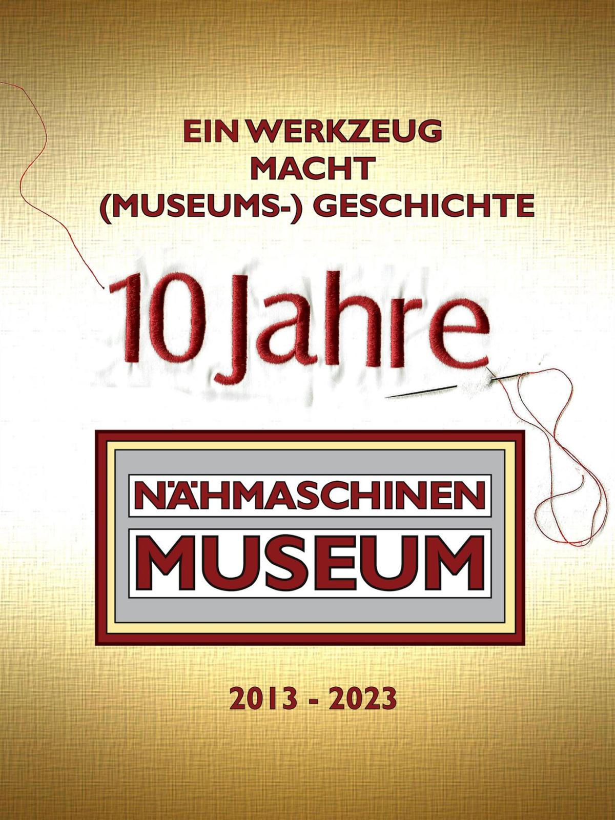 Jubiläumsplakat des Nähmaschinen Museums zur Feier seines 10-jährigen Bestehens.