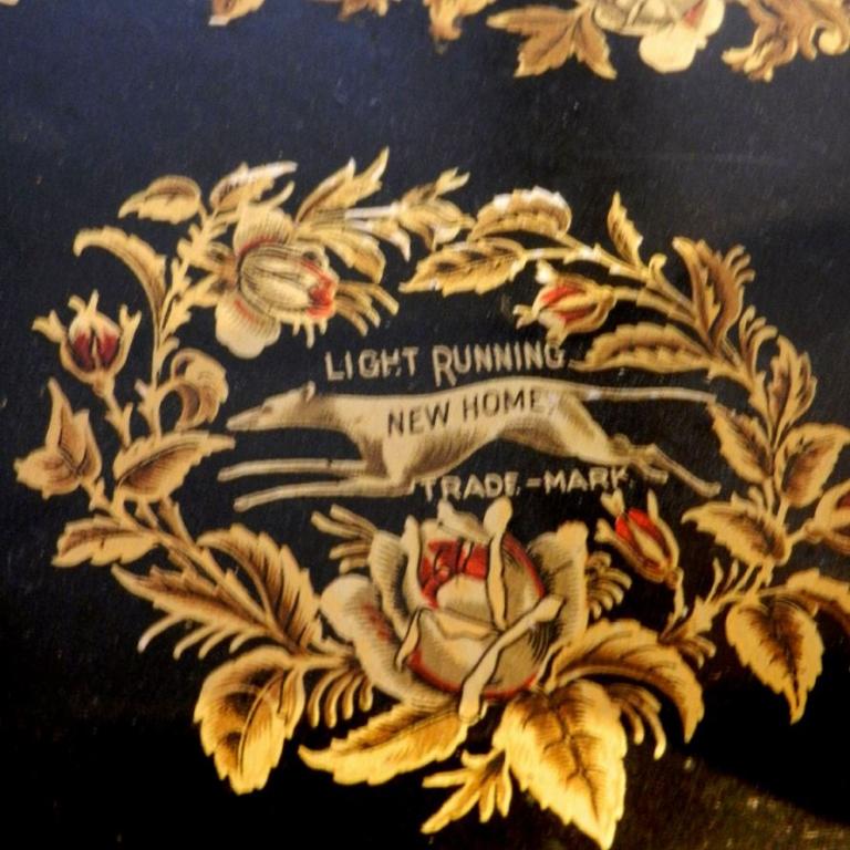 Ein dekoratives Muster mit Blumen und Schriftzügen