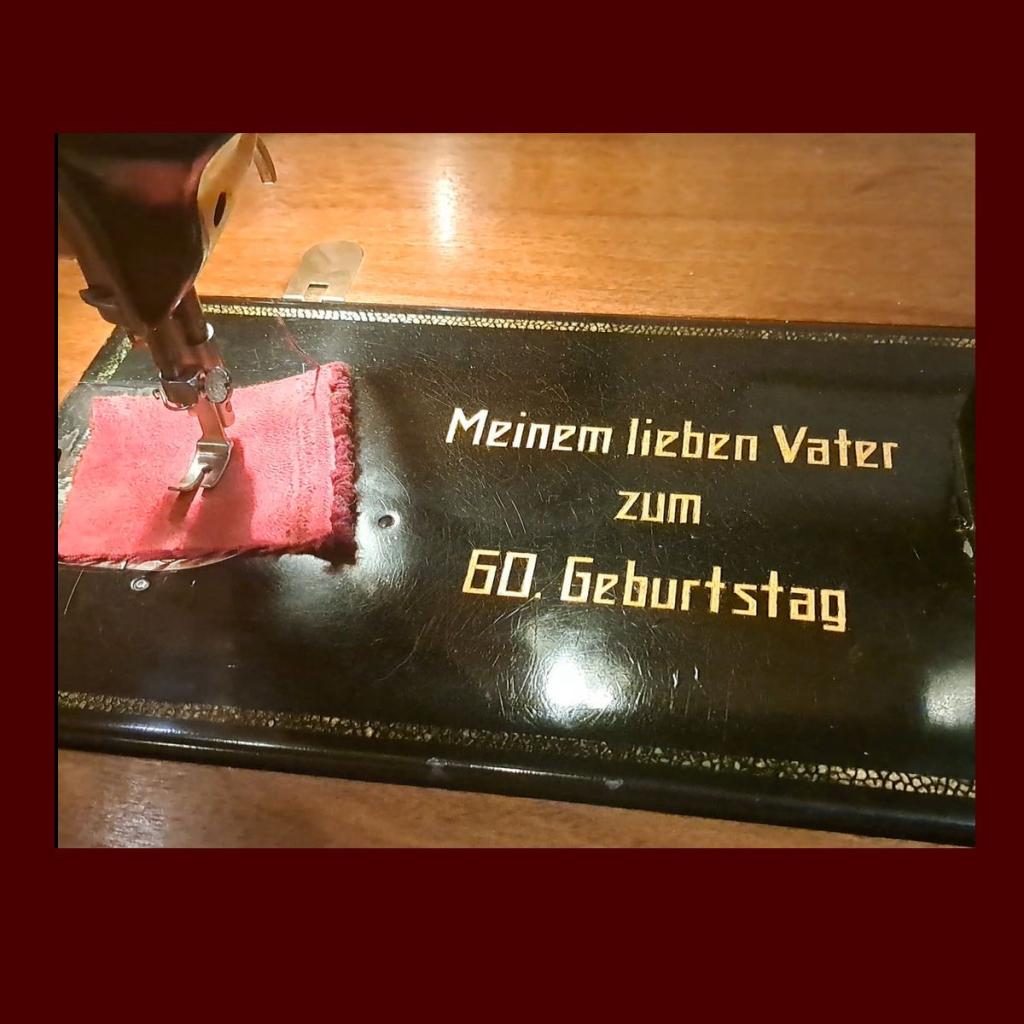 Eine Widmung auf einer alten Nähmaschine 
