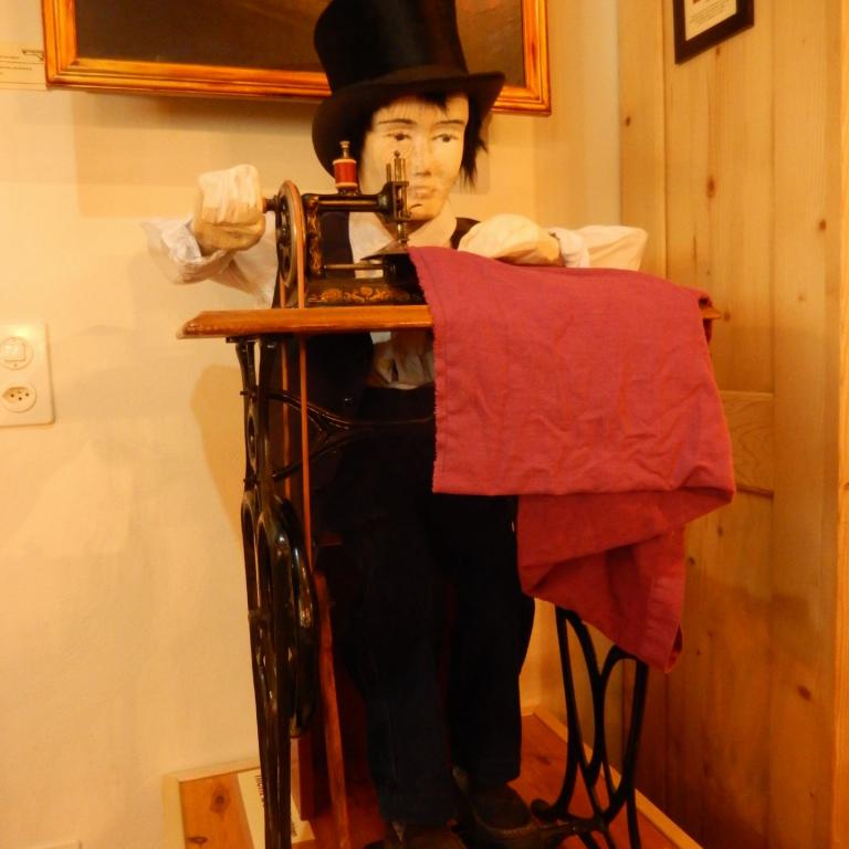 fino-der naehbueb-mechansiche puppe im naehmaschinen-museum.ch